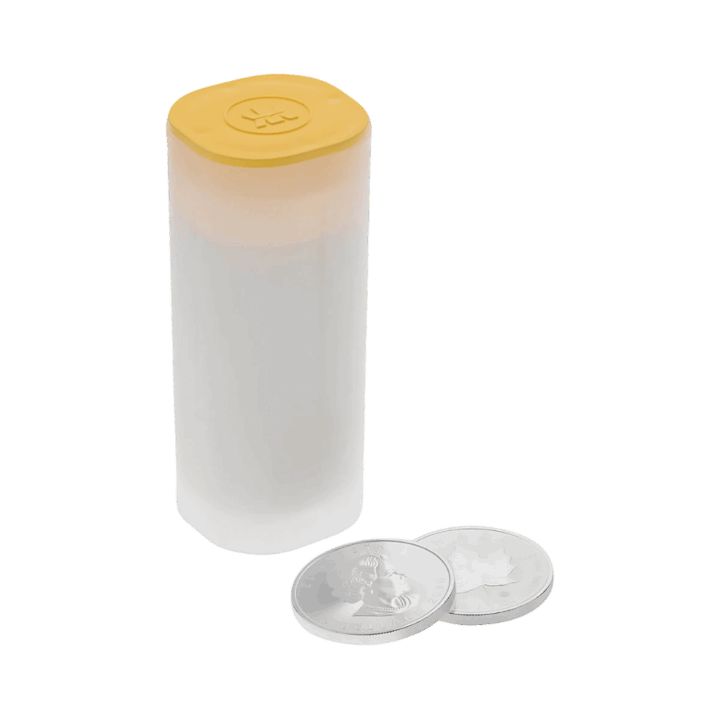 Un tubo di monete d'argento a forma di foglia d'acero con coperchio giallo si trova in posizione verticale accanto a due monete d'argento a forma di foglia d'acero, una con un ritratto e l'altra con il disegno della foglia d'acero.