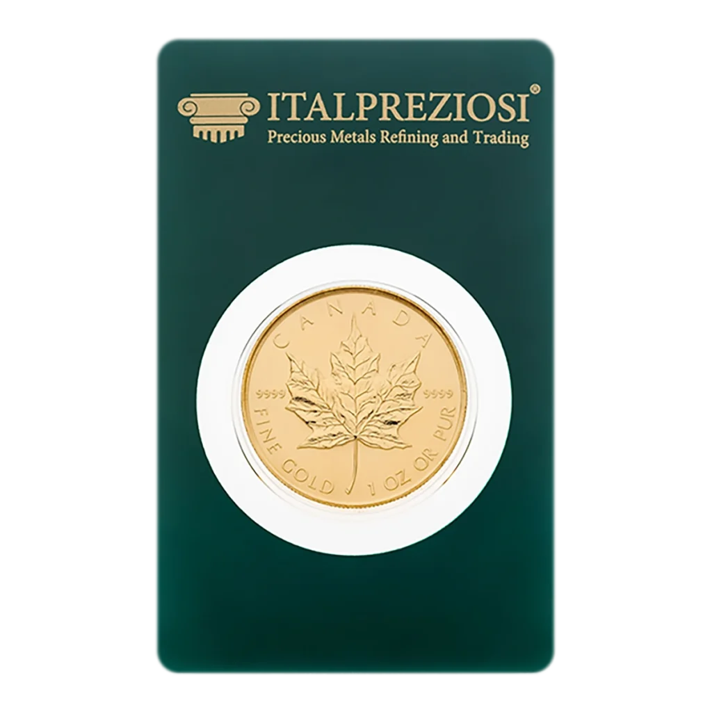 La moneda de oro canadiense Maple Leaf, marcada FINE GOLD 1 OZ OR PUR, se presenta en un embalaje verde de Italpreziosi con la etiqueta Precious Metals Refining and Trading.