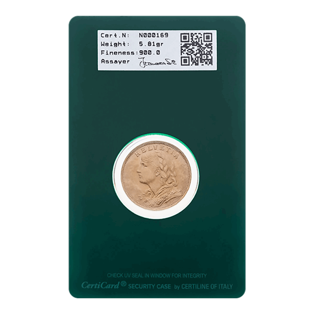 La moneta d'oro Marengo presenta un ritratto di profilo ed è racchiusa in un supporto verde scuro con un'etichetta che riporta il codice QR, il numero di certificato, il peso, la finezza e la firma del saggiatore.