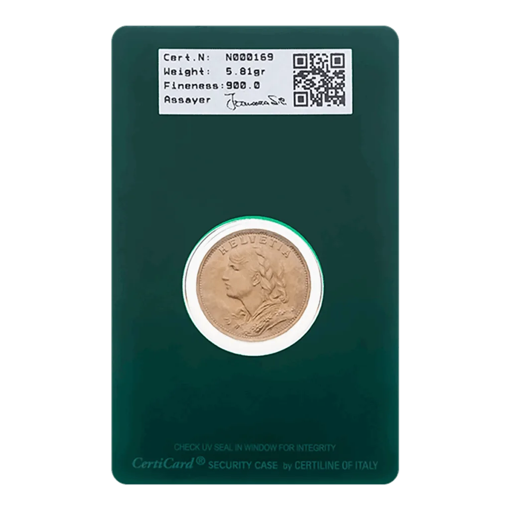 La moneta d'oro Marengo presenta un ritratto di profilo ed è racchiusa in un supporto verde scuro con un'etichetta che riporta il codice QR, il numero di certificato, il peso, la finezza e la firma del saggiatore.
