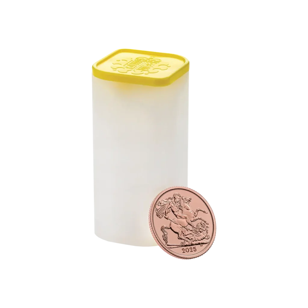 Una moneda de oro de la Media Soberana de Oro 2025 - Rey Carlos III se exhibe delante de un tubo cilíndrico blanco con tapa amarilla.