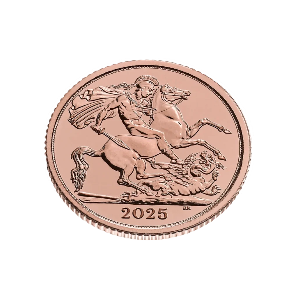 La moneda Media Soberana de Oro 2025 - Rey Carlos III muestra una imagen detallada de un hombre a caballo matando a un dragón con una espada, presenta un diseño intrincado y tiene el canto estriado.