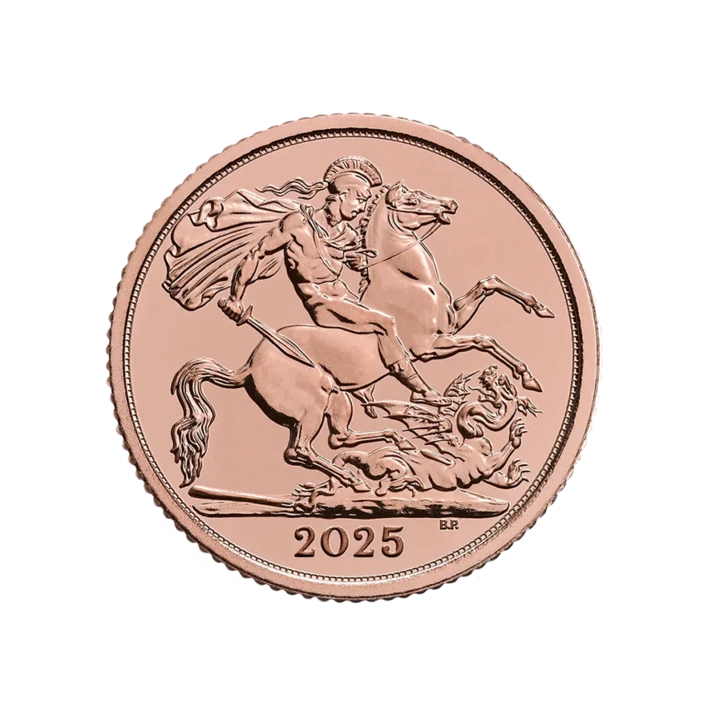 La moneda Media Soberana de Oro 2025 - Rey Carlos III muestra un detallado grabado de un guerrero a caballo matando a un dragón, con la capa del jinete fluyendo dramáticamente por detrás.