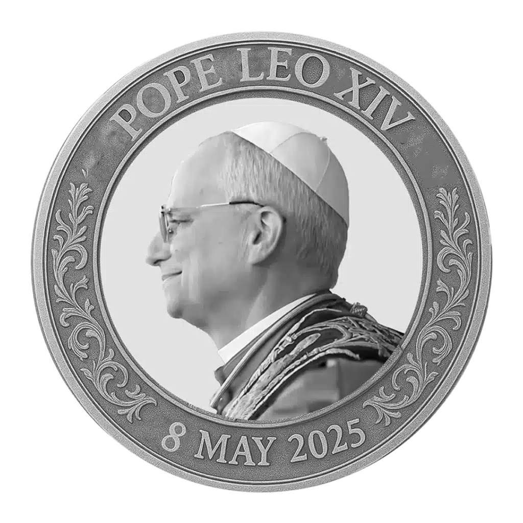 La ilustración en escala de grises de la moneda El Primer Papa Americano - Papa León XIV 1 oz Plata BU de 2025 muestra a un hombre con atuendo papal de perfil, con "Papa León XIV" encima y "8 May 2025" debajo.