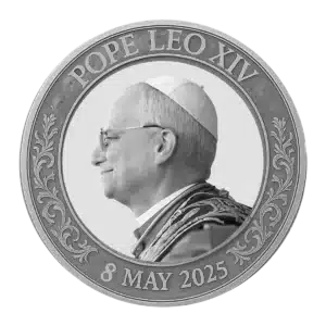 La ilustración en escala de grises de la moneda El Primer Papa Americano - Papa León XIV 1 oz Plata BU de 2025 muestra a un hombre con atuendo papal de perfil, con "Papa León XIV" encima y "8 May 2025" debajo.