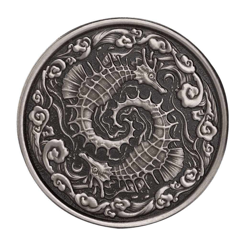 La moneta Samoa 2024 Cavalluccio Marino 1 oz Argento Proof Like Antico mostra due cavallucci marini dettagliati in una spirale, circondati da onde e nuvole vorticose, con un disegno ornato in rilievo e rifinito in argento antico.