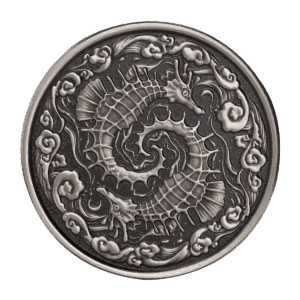 La moneta Samoa 2024 Cavalluccio Marino 1 oz Argento Proof Like Antico mostra due cavallucci marini dettagliati in una spirale, circondati da onde e nuvole vorticose, con un disegno ornato in rilievo e rifinito in argento antico.