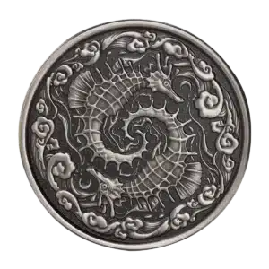 La moneda Samoa 2024 Caballito de Mar 1 oz Plata Proof Like Antiguo muestra dos caballitos de mar en espiral en el centro con detalles ornamentados de olas y dibujos en un llamativo acabado metálico antiguo.
