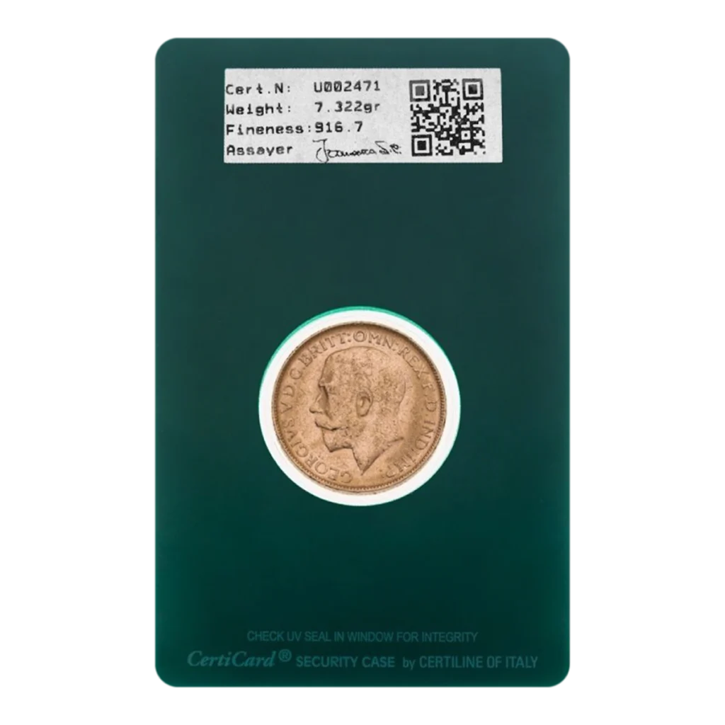 La moneda de oro Esterlina Británica, con un retrato de perfil, se entrega sellada en un tarjetero CertiCard verde con los datos de certificación -número de serie, peso, ley, firma del ensayador- y un código QR en la parte superior.