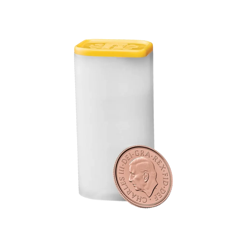 Se muestra un recipiente cilíndrico blanco con tapa amarilla junto a una moneda Soberana de Oro 2025 - Rey Carlos III, que se coloca en posición vertical para mostrar el retrato de perfil y poder comparar tamaños.