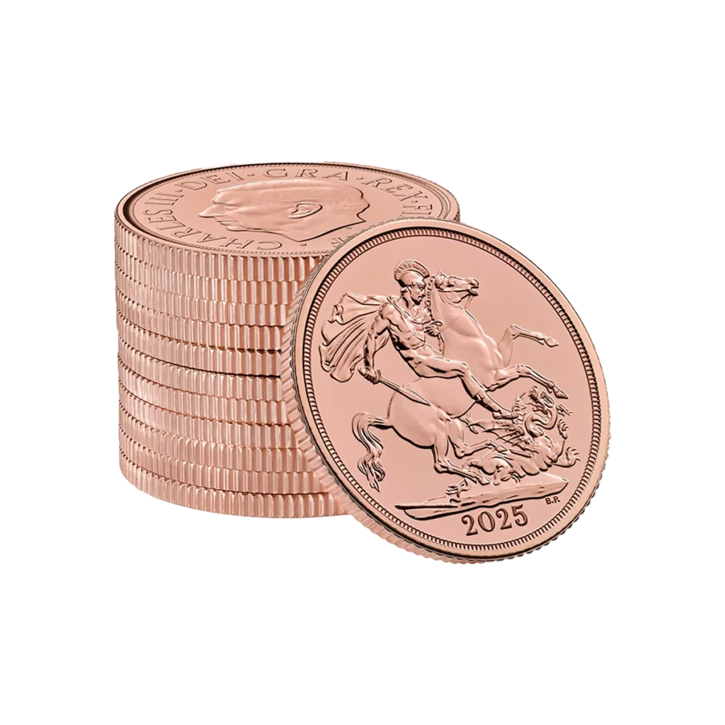Pila de monedas Soberana de Oro 2025 - Rey Carlos III, una de ellas con un diseño detallado de un hombre a caballo matando a un dragón y el año 2025 inscrito debajo.