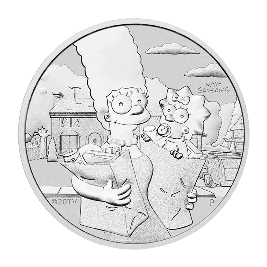 La moneta Tuvalu I Simpson 2021: Marge e Maggie 1 oz Argento Fior di Conio presenta un'immagine incisa di Marge Simpson con in braccio la piccola Maggie e le buste della spesa, sullo sfondo di un quartiere suburbano dei Simpson.