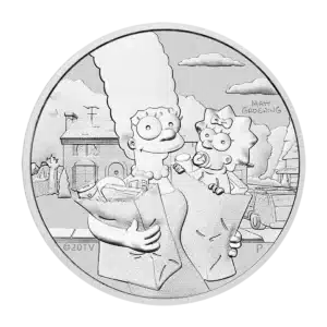 La moneda Tuvalu 2021 Los Simpson: Marge y Maggie 1 oz Plata BU muestra a Marge sosteniendo bolsas de la compra y a la bebé Maggie con un chupete delante de su casa, con nubes, un árbol y un coche de fondo.