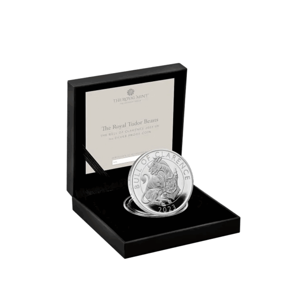 Una moneta d'argento da 1 oz Tudor Beasts - Toro di Clarence Argento Proof 2023 è mostrata in un cofanetto nero aperto, con un certificato della Royal Mint visibile sullo sfondo.