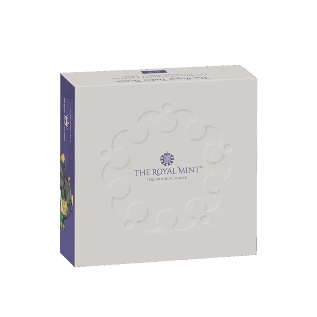 Scatola quadrata bianca con motivi in rilievo e logo The Royal Mint The Original Maker al centro. Il bordo sinistro è viola con un'immagine parziale delle monete, che confezionano il Tudor Beasts da 1 oz - Toro di Clarence Argento Proof 2023.