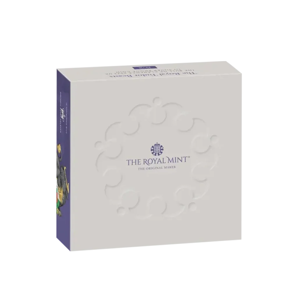Una caja cuadrada blanca con círculos en relieve y el logotipo THE ROYAL MINT THE ORIGINAL MAKER centra la Bestias Tudor - Toro de Clarence Plata Proof 2023 de 1 oz; su lateral es morado con ilustraciones en color parcialmente visibles.