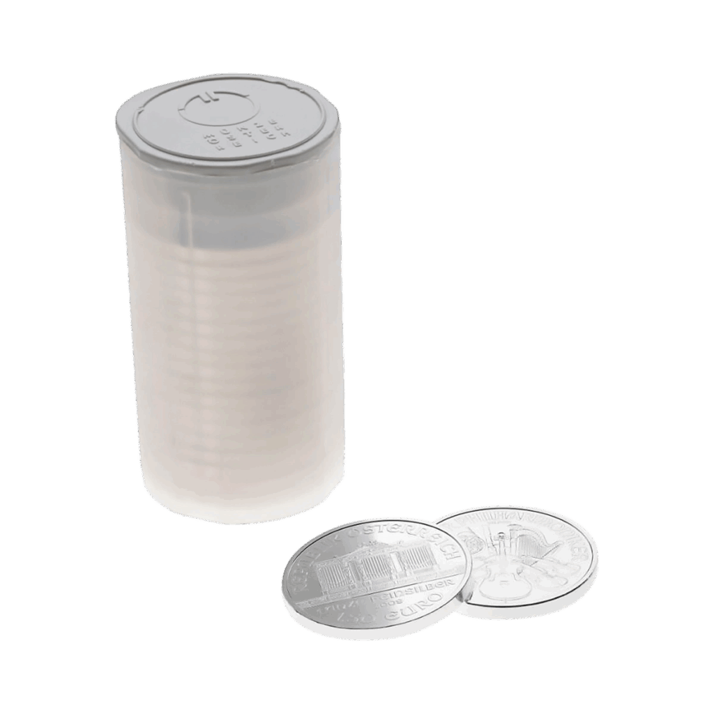 Un tubo di monete d'argento della Filarmonica di Vienna si trova in posizione verticale accanto a due monete d'argento della Filarmonica di Vienna sciolte su una superficie bianca.