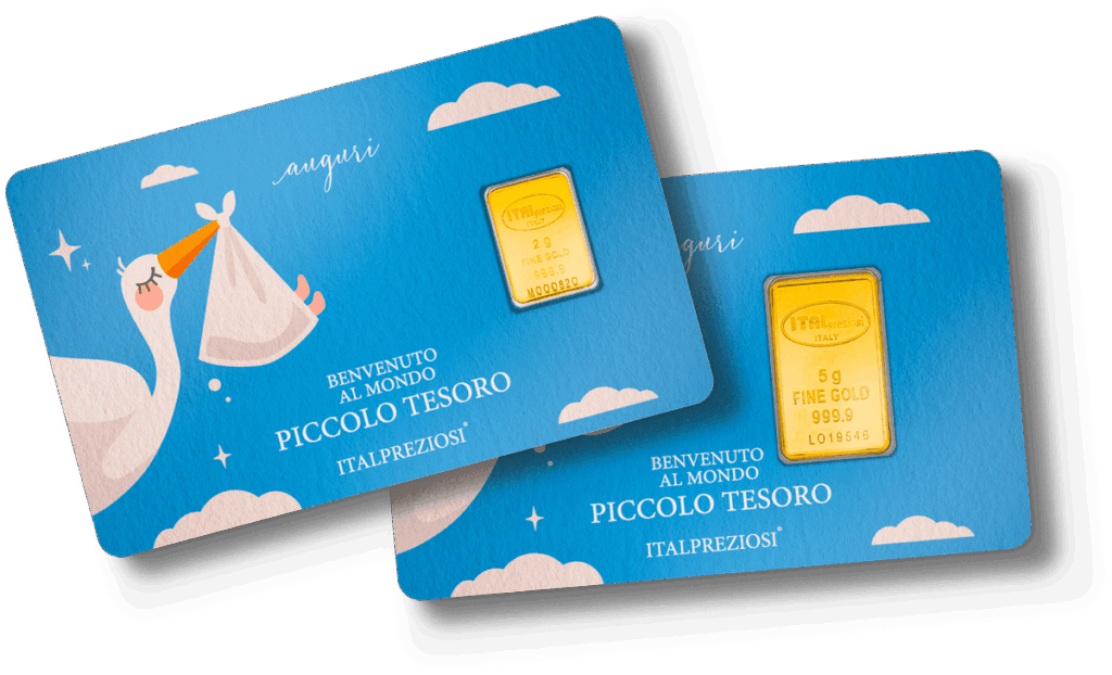Due carte regalo "Nascita bambino" blu con una cicogna con un fagotto, nuvole bianche e un lingotto d'oro da 5 g incastonato. Ogni biglietto riporta il testo in italiano: "Benvenuto al mondo piccolo tesoro.