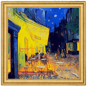 Impresión enmarcada de "Vincent van Gogh - Café Terraza de Noche 2 Dólares": una vibrante escena nocturna con un café al aire libre, mesas, sillas, gente, calle adoquinada, cielo azul oscuro estrellado y edificios circundantes.
