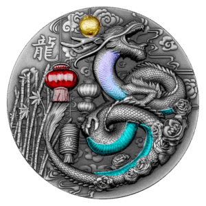 La moneda de plata del Año del Dragón 2024 Francos CFA muestra un dragón enroscado de color turquesa y morado, rodeado de bambú, rosas, linternas de papel, símbolos chinos y un sol dorado.