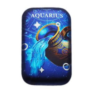 Lingotto d’argento 2 oz da collezione rettangolare con illustrazione del segno zodiacale Acquario: anfora decorata da cui sgorga acqua su sfondo blu stellato.