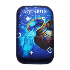 Lingotto d’argento 2 oz da collezione rettangolare con illustrazione del segno zodiacale Acquario: anfora decorata da cui sgorga acqua su sfondo blu stellato.