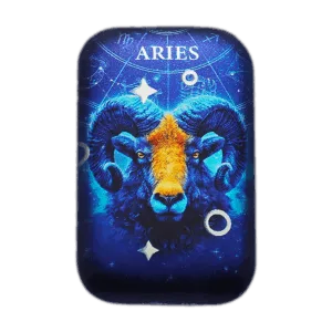 Lingotto d’argento 2 oz da collezione rettangolare con illustrazione del segno zodiacale Ariete: testa frontale di ariete blu e arancione su sfondo blu stellato con scritta “ARIES” in alto.
