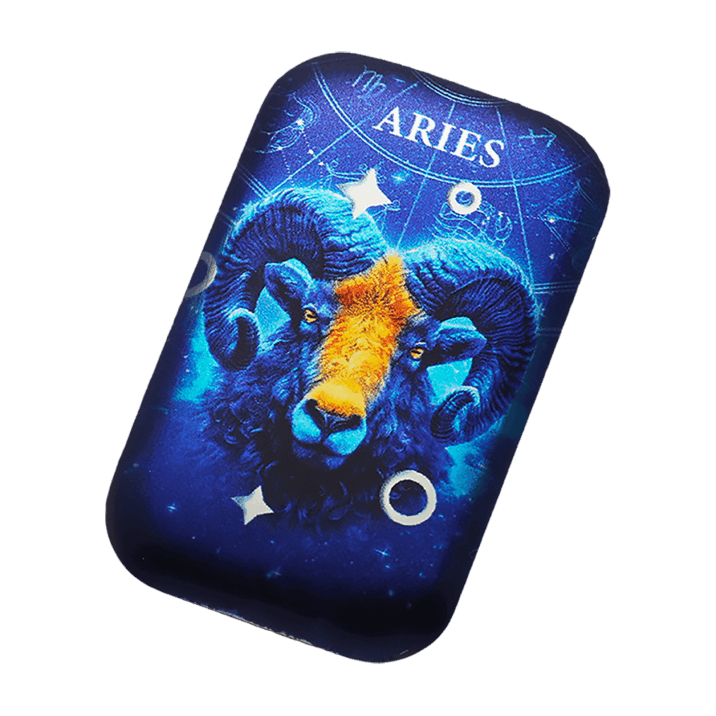Lingotto inclinato d’argento 2 oz da collezione rettangolare con illustrazione del segno zodiacale Ariete: testa frontale di ariete blu e arancione su sfondo blu stellato con scritta “ARIES” in alto.