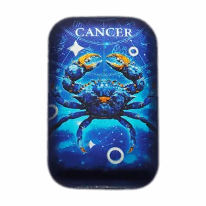 Lingotto d’argento 2 oz da collezione rettangolare con illustrazione del segno zodiacale Cancro: granchio blu con dettagli arancioni su sfondo blu stellato con scritta “CANCER” in alto.