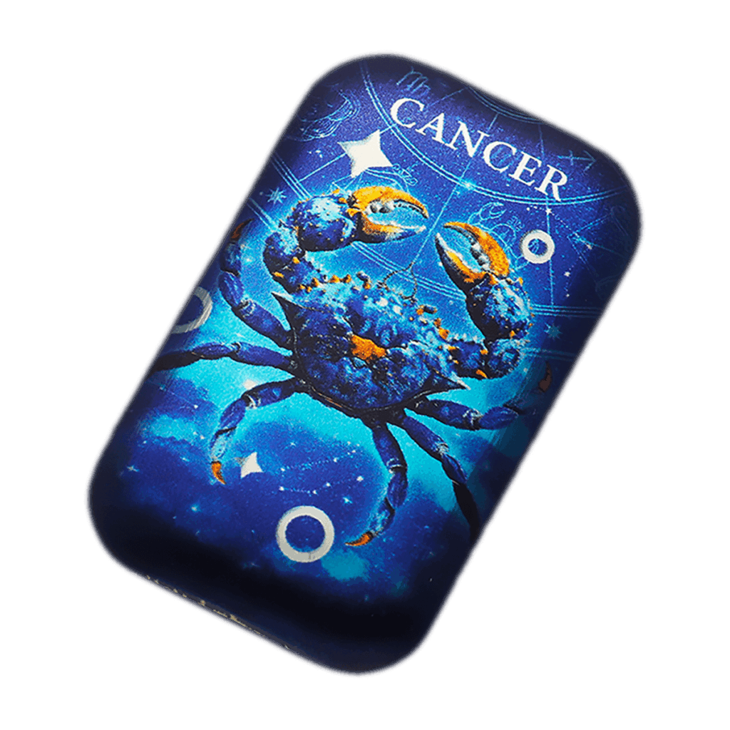 Lingotto INCLINATO d’argento 2 oz da collezione rettangolare con illustrazione del segno zodiacale Cancro: granchio blu con dettagli arancioni su sfondo blu stellato con scritta “CANCER” in alto.