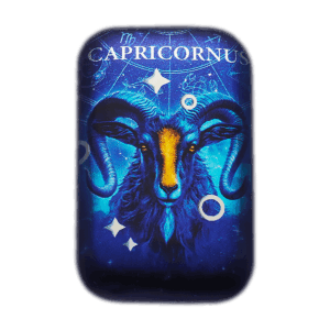 Lingote de colección rectangular de plata de 2 oz con el signo del zodíaco Capricornio: cabeza de cabra de Capricornio azul de frente con detalles naranjas sobre un fondo azul estrellado, con “CAPRICORNUS” en la parte superior.