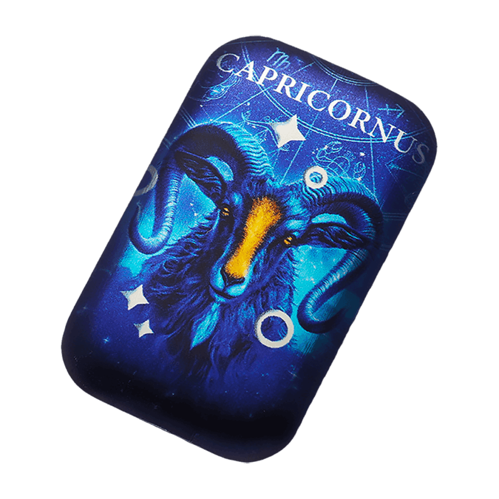 Lingotto inclinato d’argento 2 oz da collezione rettangolare con illustrazione del segno zodiacale Capricorno: testa frontale di capricorno blu con dettagli arancioni su sfondo blu stellato con scritta “CAPRICORNUS” in alto.