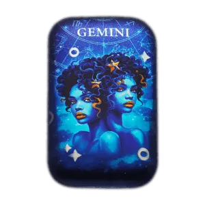 Lingotto d’argento 2 oz da collezione rettangolare con illustrazione del segno zodiacale Gemelli: due figure femminili gemelle stilizzate in tonalità blu con capelli ricci, su sfondo blu stellato con scritta “GEMINI” in alto.