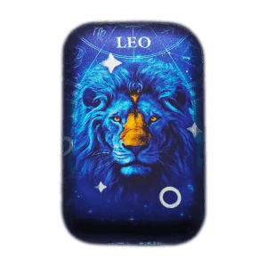 Lingote de colección rectangular de plata de 2 oz con el signo del zodíaco Leo: cabeza de león azul de frente con hocico dorado sobre un fondo azul estrellado, con “LEO” en la parte superior.