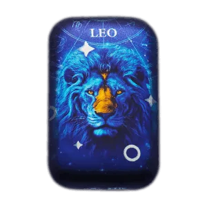 Lingotto d’argento 2 oz da collezione rettangolare con illustrazione del segno zodiacale Leone: testa frontale di leone blu con muso dorato su sfondo blu stellato con scritta “LEO” in alto.