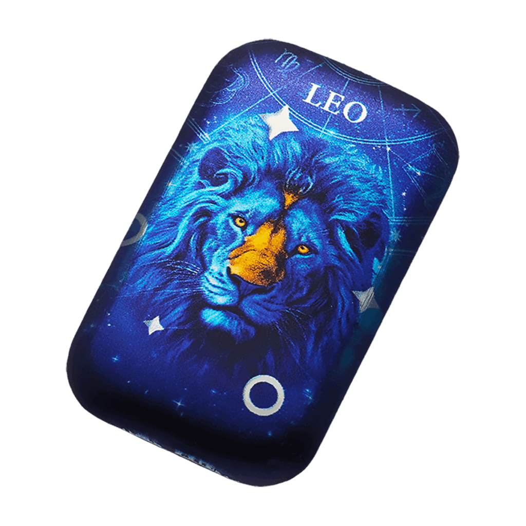 Lingotto inclinato d’argento 2 oz da collezione rettangolare con illustrazione del segno zodiacale Leone: testa frontale di leone blu con muso dorato su sfondo blu stellato con scritta “LEO” in alto.