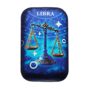 Lingotto d’argento 2 oz da collezione rettangolare con illustrazione del segno zodiacale Bilancia: bilancia decorata su sfondo blu stellato.