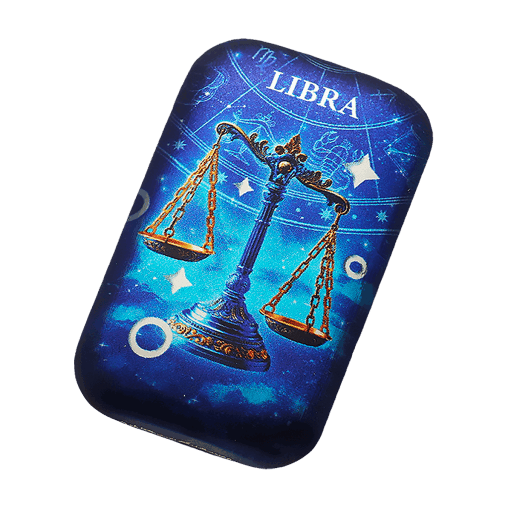 Vista inclinata del lingotto d’argento 2 oz da collezione rettangolare con illustrazione del segno zodiacale Bilancia: bilancia decorata su sfondo blu stellato.