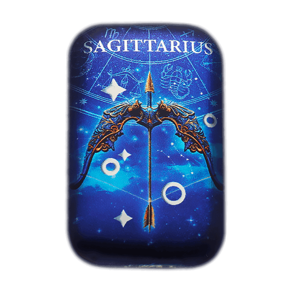 Lingotto d’argento 2 oz da collezione rettangolare con illustrazione del segno zodiacale Sagittario: arco e freccia dorati e decorati su sfondo blu stellato con scritta “SAGITTARIUS” in alto.
