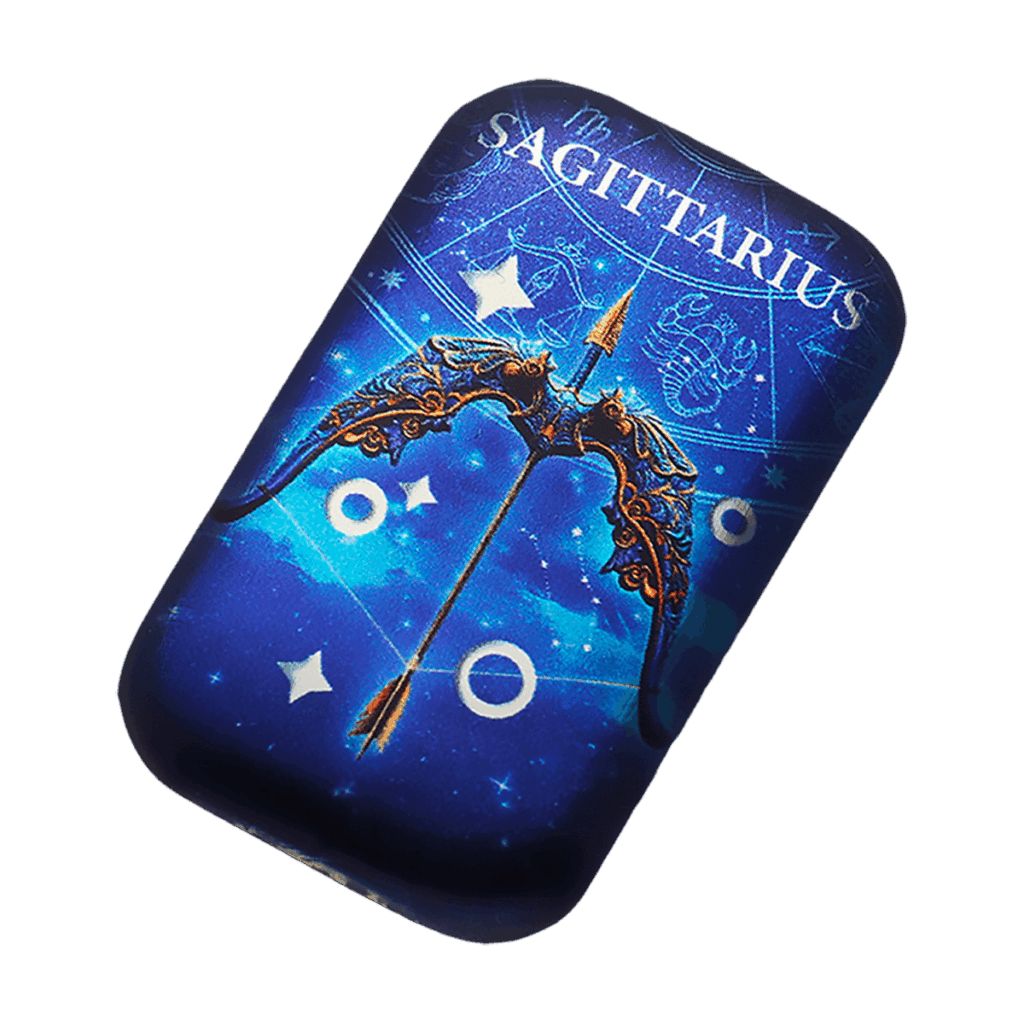 Lingotto inclinato d’argento 2 oz da collezione rettangolare con illustrazione del segno zodiacale Sagittario: arco e freccia dorati e decorati su sfondo blu stellato con scritta “SAGITTARIUS” in alto.