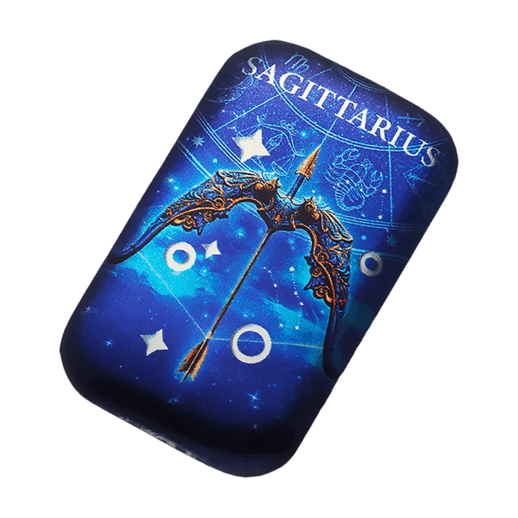 Lingotto inclinato d’argento 2 oz da collezione rettangolare con illustrazione del segno zodiacale Sagittario: arco e freccia dorati e decorati su sfondo blu stellato con scritta “SAGITTARIUS” in alto.