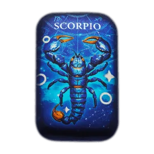 Lingotto d’argento 2 oz da collezione rettangolare con illustrazione del segno zodiacale Scorpione: scorpione blu con dettagli arancioni su sfondo blu stellato con scritta “SCORPIO” in alto.