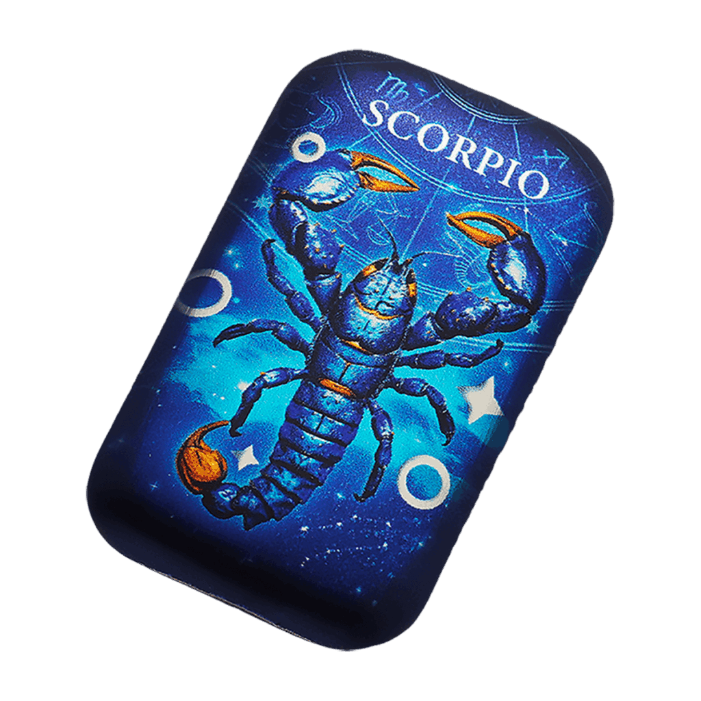 Lingotto inclinato d’argento 2 oz da collezione rettangolare con illustrazione del segno zodiacale Scorpione: scorpione blu con dettagli arancioni su sfondo blu stellato con scritta “SCORPIO” in alto.
