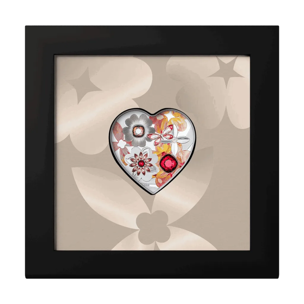 Moneta in argento a cuore 2026 con design floreale presentata in confezione da collezione con cornice espositiva