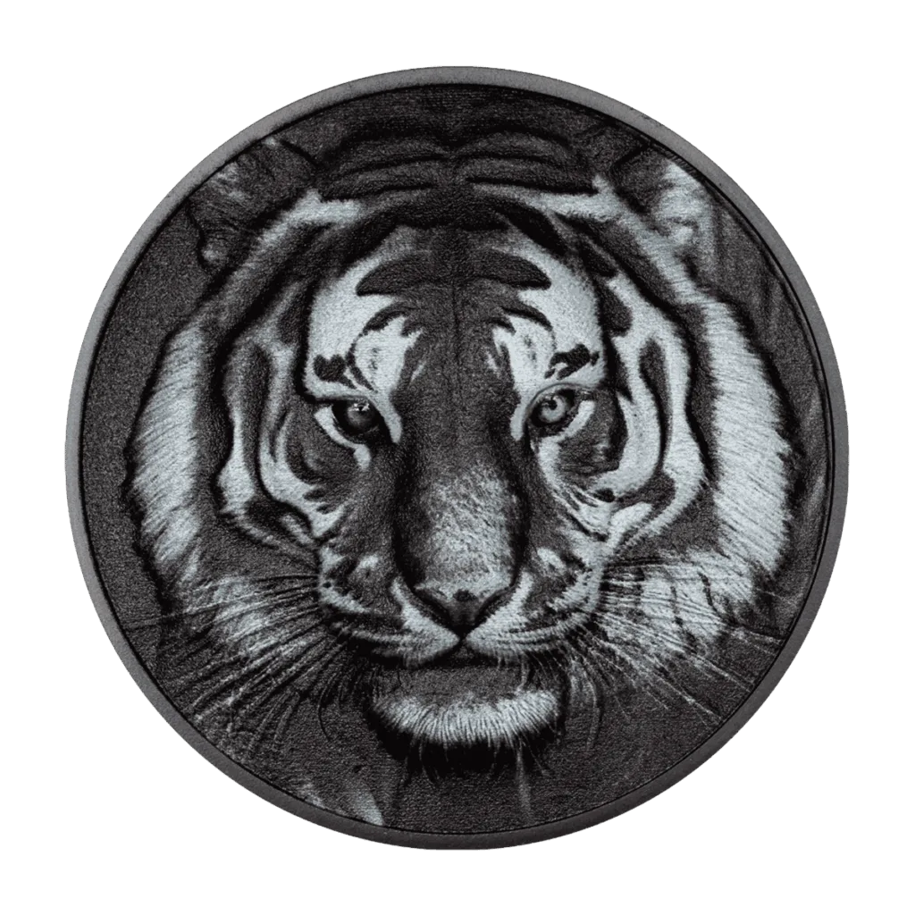Moneta in argento 1 oz Tigre Ossidiana Nera 2025: primo piano del volto di una tigre inciso