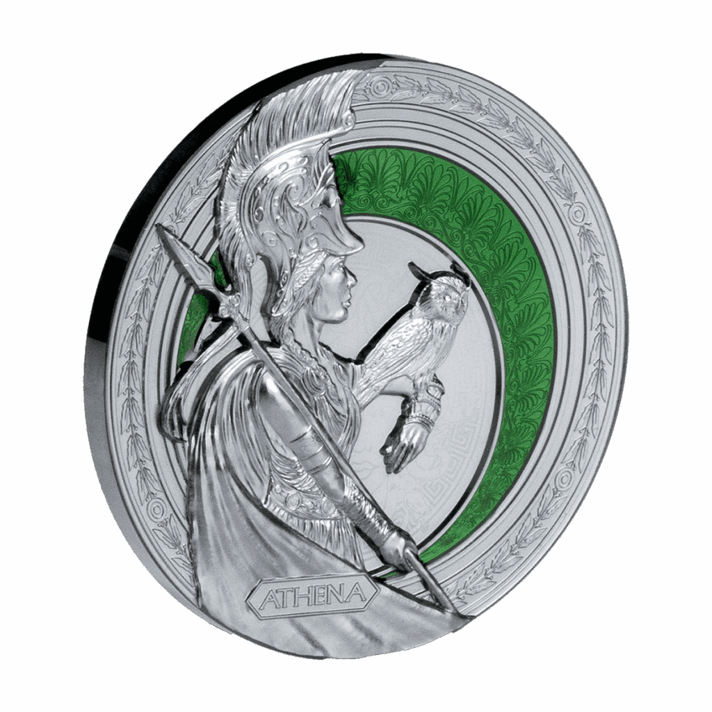 Vista lateral de la moneda de plata Atenea 2025 de 1 oz, mostrando a la diosa de perfil con casco crestado y lanza, sosteniendo un búho en su brazo. En el fondo, un motivo circular decorativo con un arco verde ornamental.