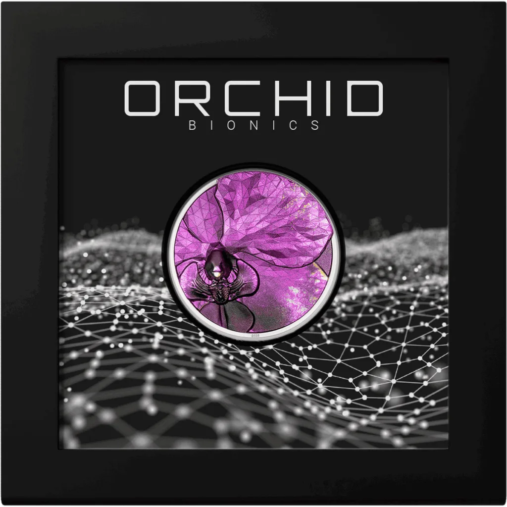 Moneta da collezione "Orchid Bionics" Italpreziosi in argento con raffigurazione di un'orchidea Phalaenopsis viola in stile geometrico, presentata in confezione da collezione con cornice nera e sfondo digitale con rete di nodi luminosi. Scritta "Orchid Bionics" in evidenza in alto.