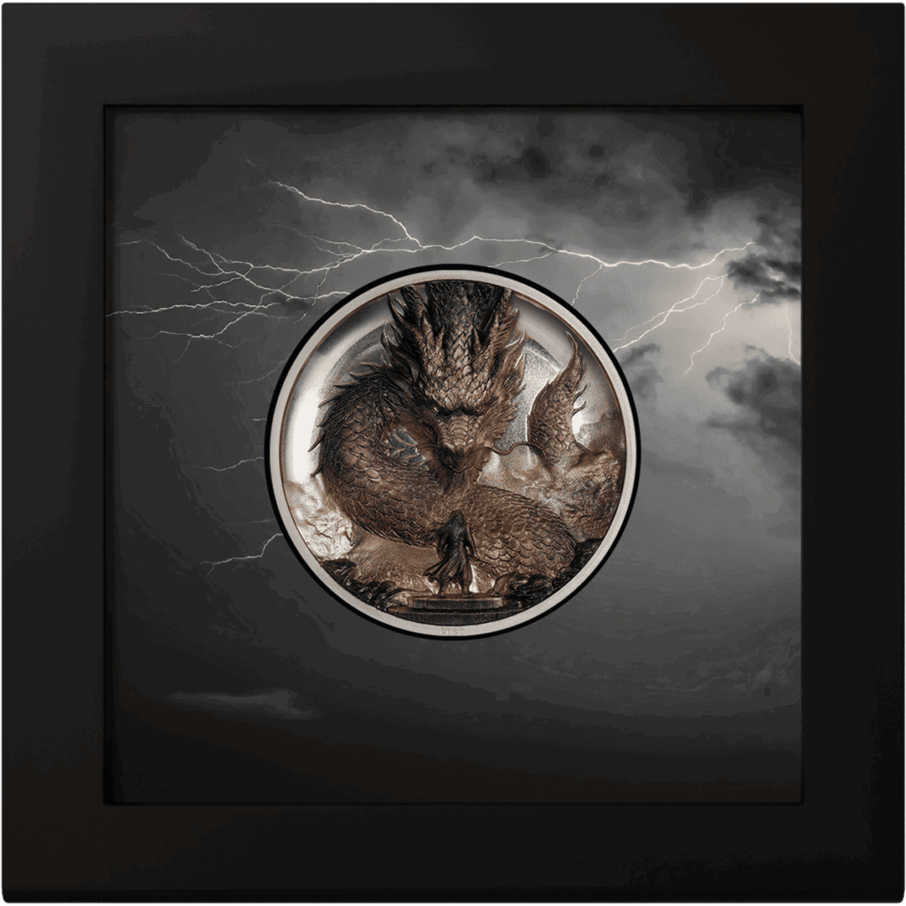 Moneta da collezione "Drago del Tuono" Italpreziosi in argento con incisione ad alto rilievo raffigurante un drago, presentata in confezione da collezione con cornice nera e sfondo con cielo tempestoso e fulmini.