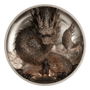 Fronte della moneta da collezione "Drago del Tuono" Italpreziosi in argento con incisione ad alto rilievo raffigurante un drago dalle squame dettagliate che sovrasta una figura umana in mantello, in piedi su un piedistallo di pietra. Anno 2026 inciso sul bordo inferiore.