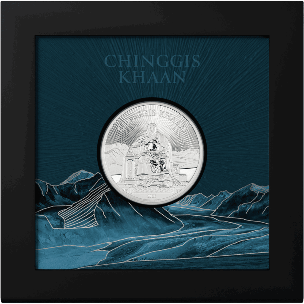 Moneta da collezione "Gengis Khan" Italpreziosi in argento con incisione di Gengis Khan in trono, presentata in confezione da collezione con cornice nera e sfondo color petrolio raffigurante un paesaggio montuoso stilizzato. Scritta "Chinggis Khaan" in evidenza in alto.